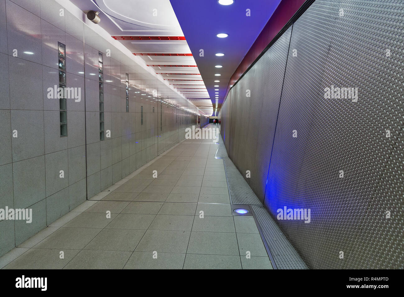 Light Wall langen Fußgängertunnel in der U-Bahn Station Stockfoto