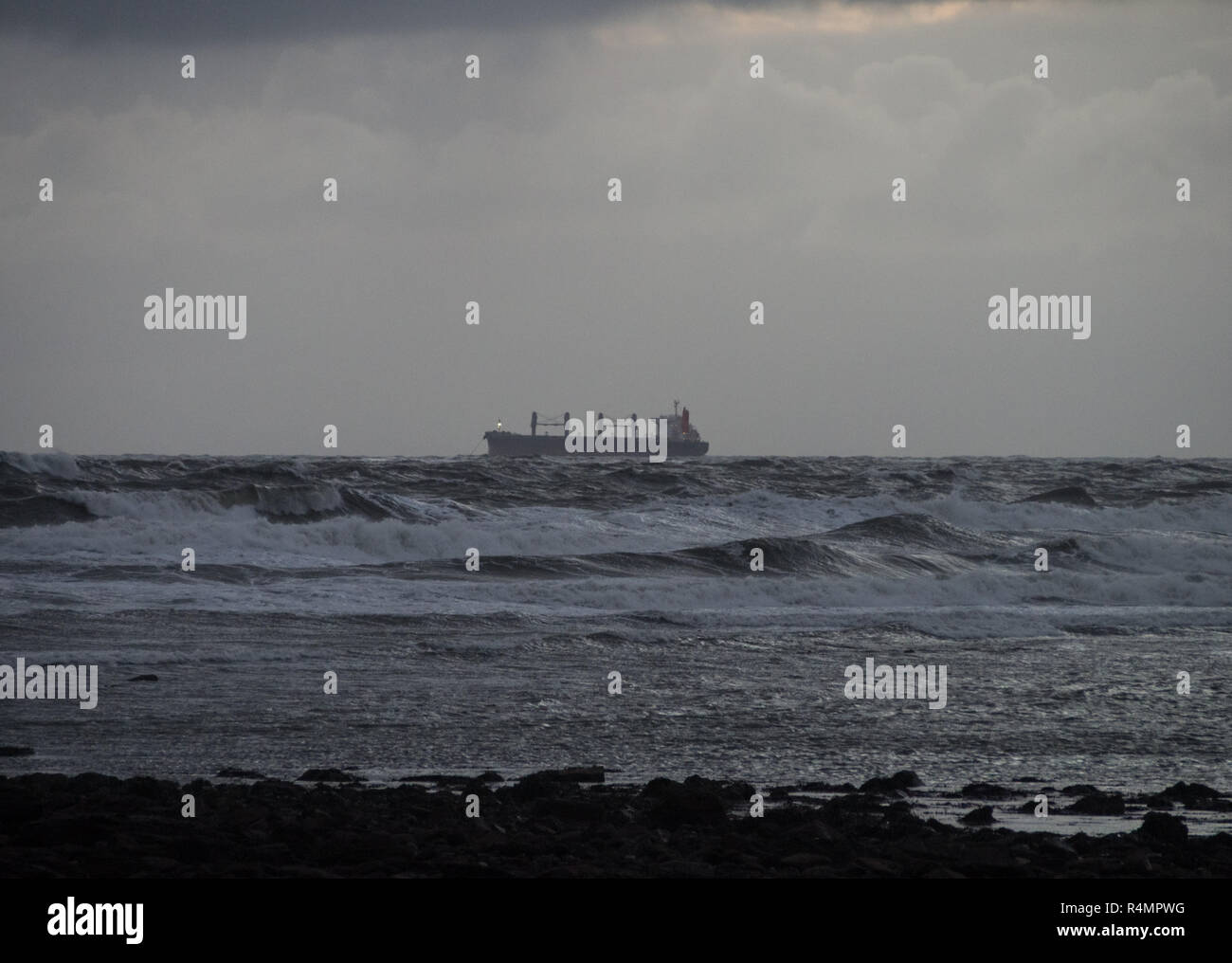 Anfang an einem stürmischen November Morgen am St. Mary's Island, Whitley Bay, Northumberland. Schiff auf stürmischer See verankern. Stockfoto