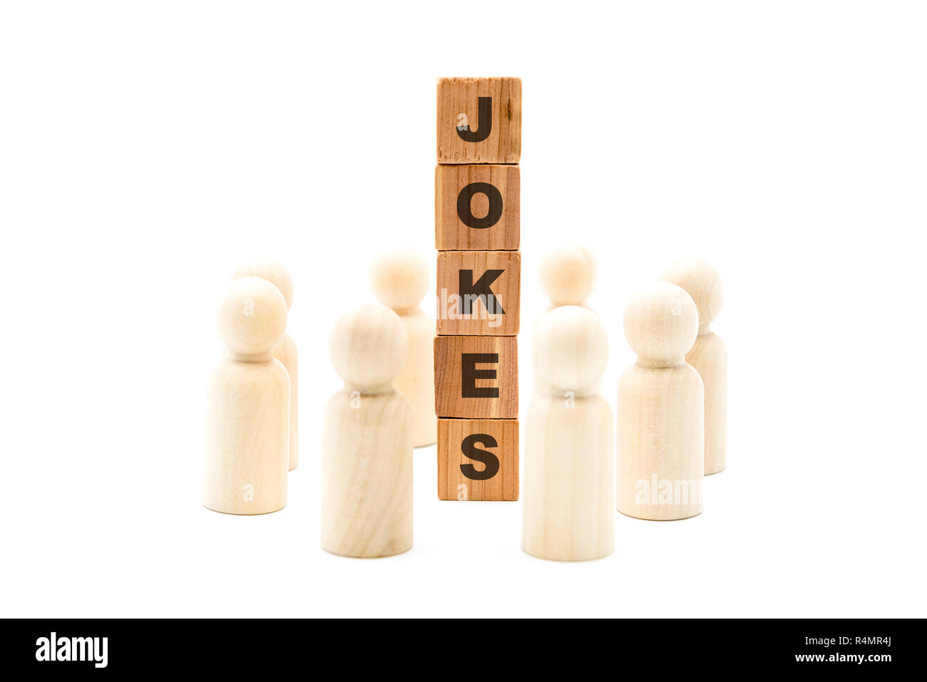 Holzfiguren als Business Team im Kreis um Wort Witze, auf weißem Hintergrund, minimalistisches Konzept Stockfoto