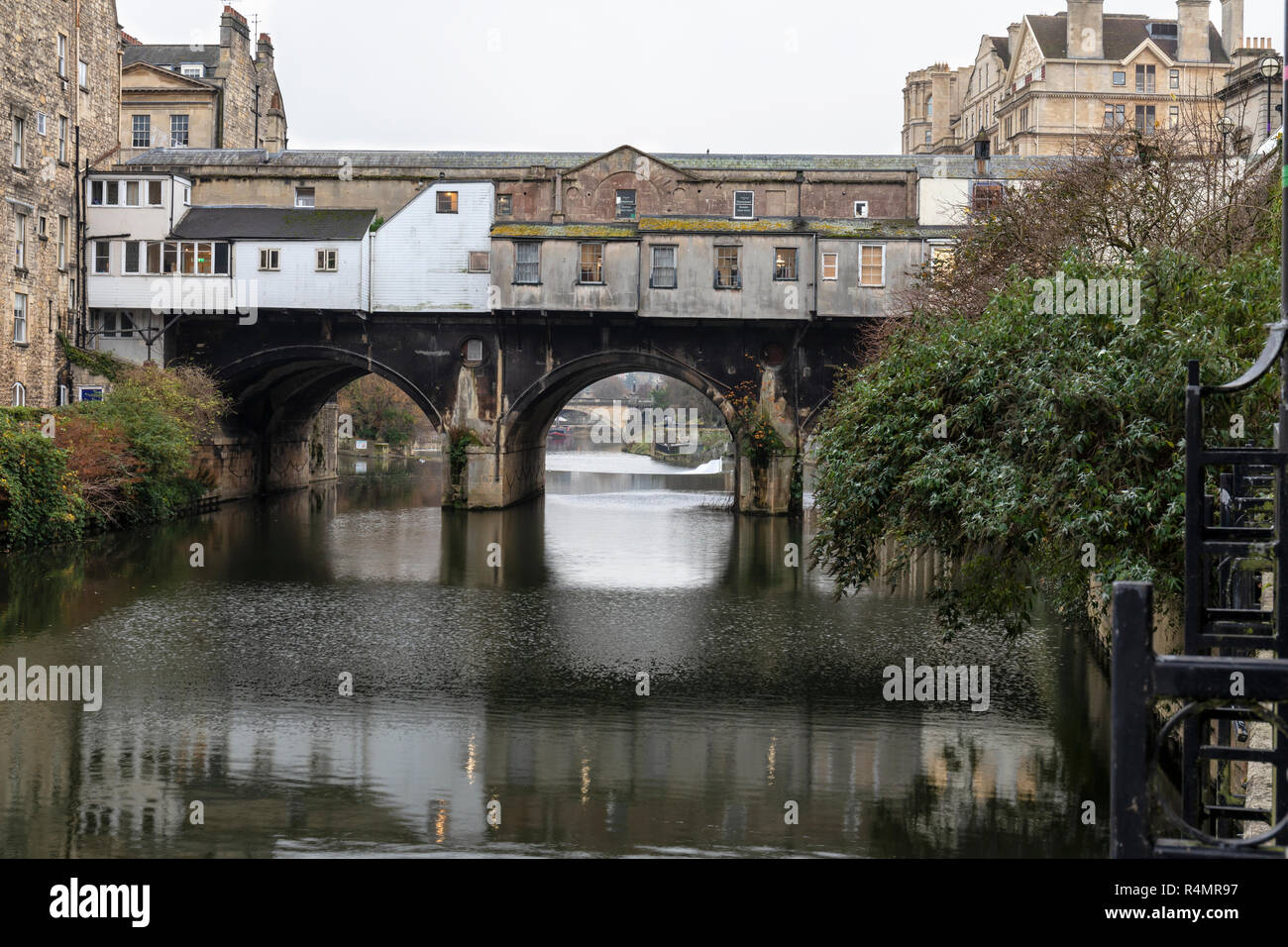 Die Nordseite der Pulteney Bridge, City of Bath, Somerset, England, Großbritannien. Ein UNESCO-Weltkulturerbe. Stockfoto