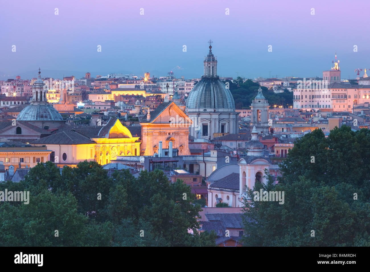 Wunderbare Luftaufnahme von Rom bei Sonnenuntergang, Italien Stockfoto