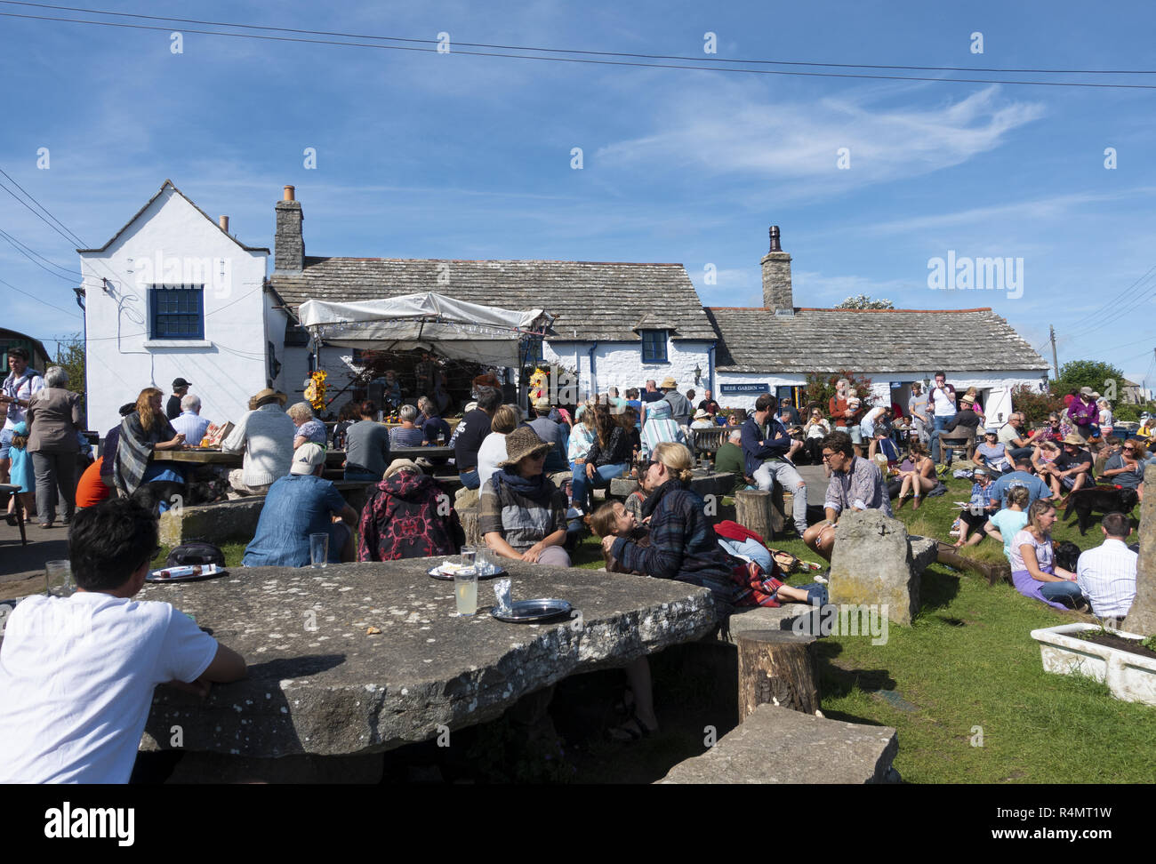 Summer Music Festival auf dem Platz und Kompass Pub in Worth Matravers, Isle of Purbeck, Dorset, England, Großbritannien Stockfoto