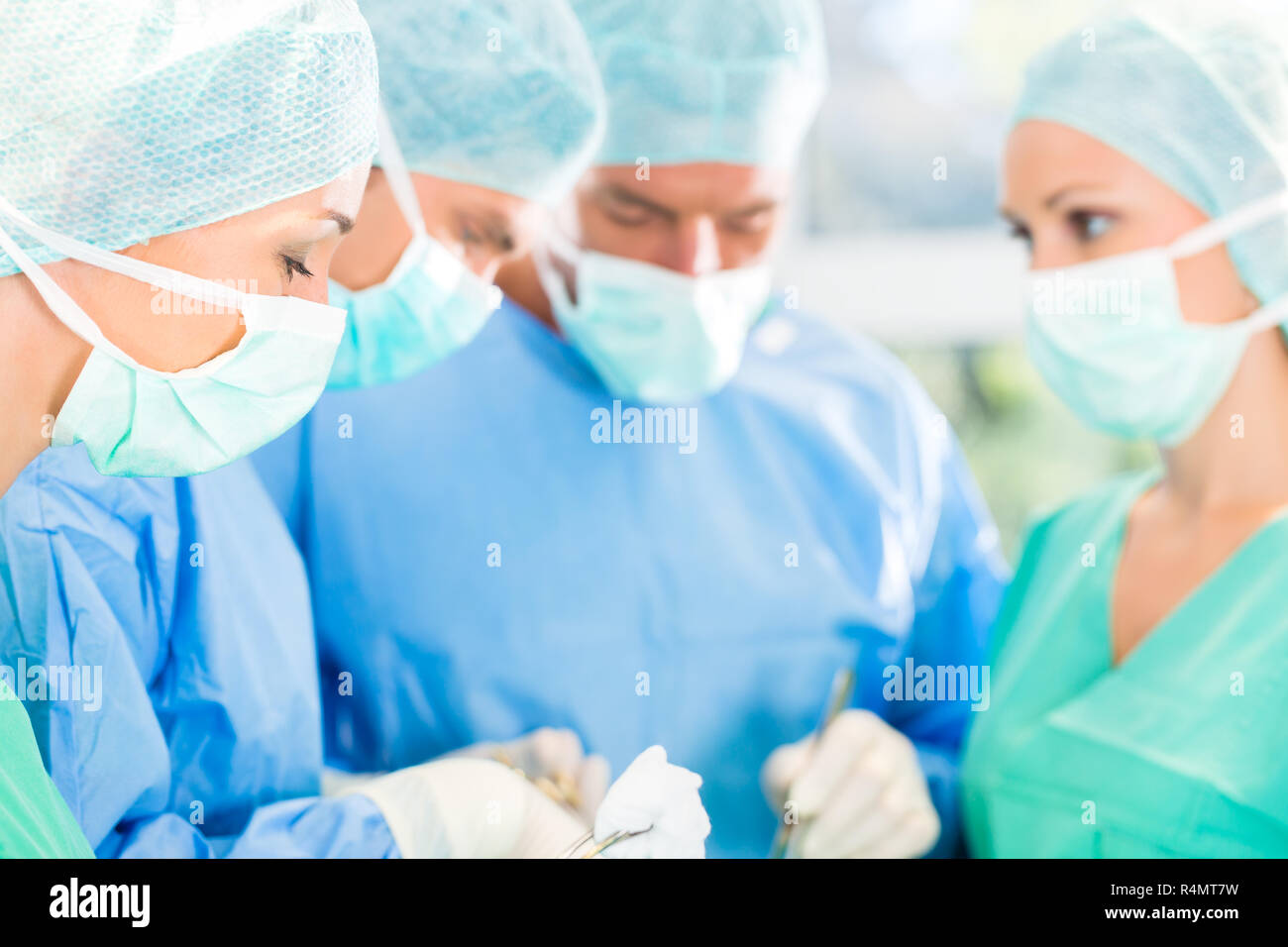 Chirurgen, die Patienten im Betrieb Theater in Betrieb Stockfoto