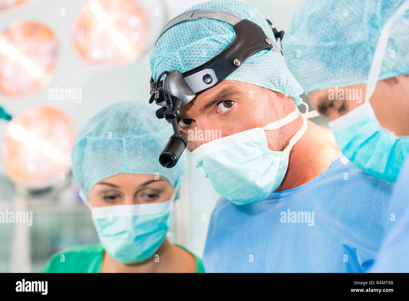 Chirurgen im Operationssaal im Notfall Stockfoto