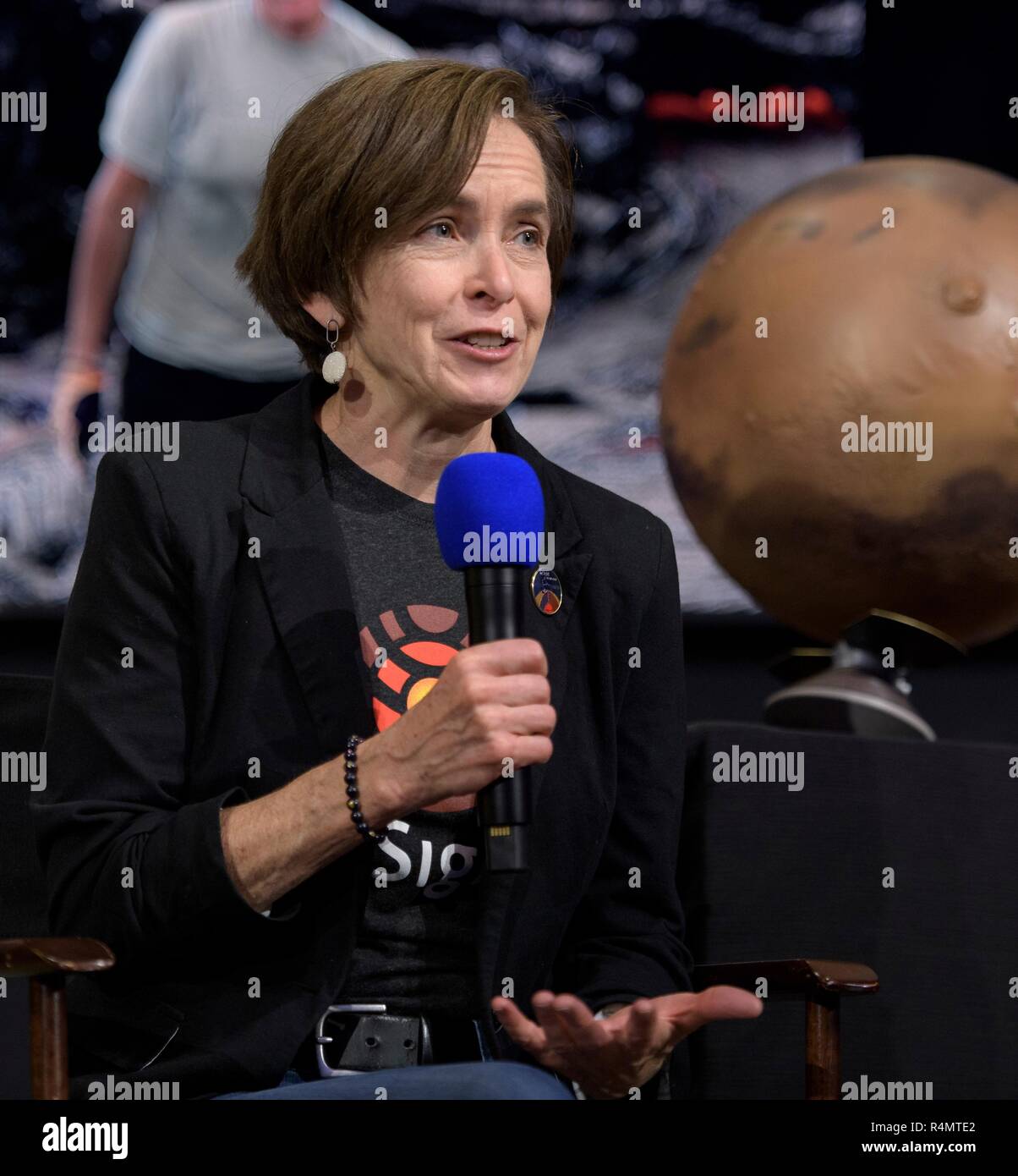 Sue Smrekar, InSight stellvertretender Principal Investigator, spricht über Mars InSight Sonde während eines Social Media Briefing in der Mission Support Bereich des Jet Propulsion Laboratory am 25. November 2018 in Pasadena, Kalifornien. InSight ist ein Mars lander, die den inneren Raum des Mars zu studieren und es ist geplant, auf dem Roten Planeten 26. November zu berühren. Stockfoto