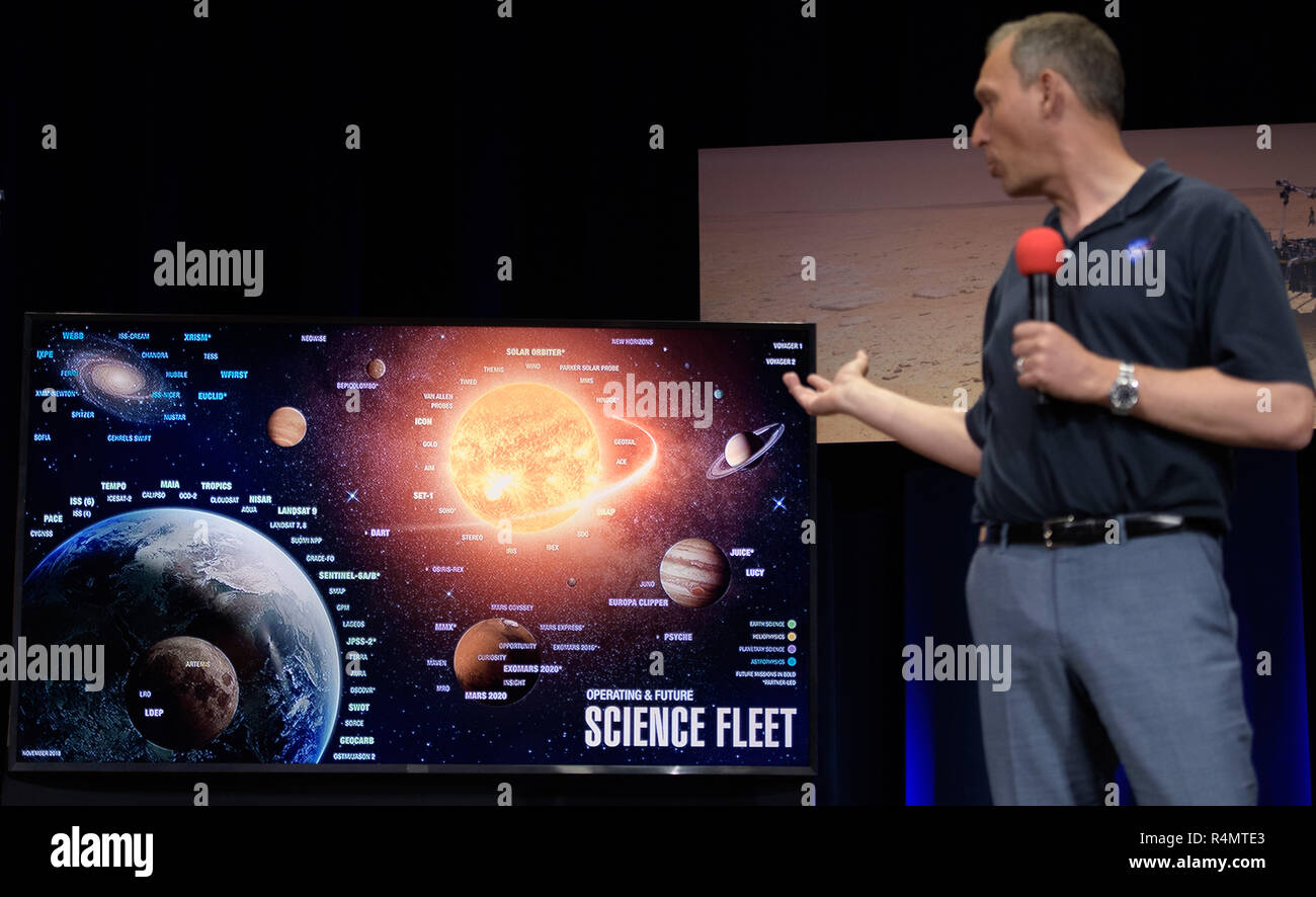 Thomas Zurbuchen, Associate Administrator der NASA Science Mission Directorate, spricht über Mars InSight Sonde während eines Social Media Briefing in der Mission Support Bereich des Jet Propulsion Laboratory am 25. November 2018 in Pasadena, Kalifornien. InSight ist ein Mars lander, die den inneren Raum des Mars zu studieren und es ist geplant, auf dem Roten Planeten 26. November zu berühren. Stockfoto