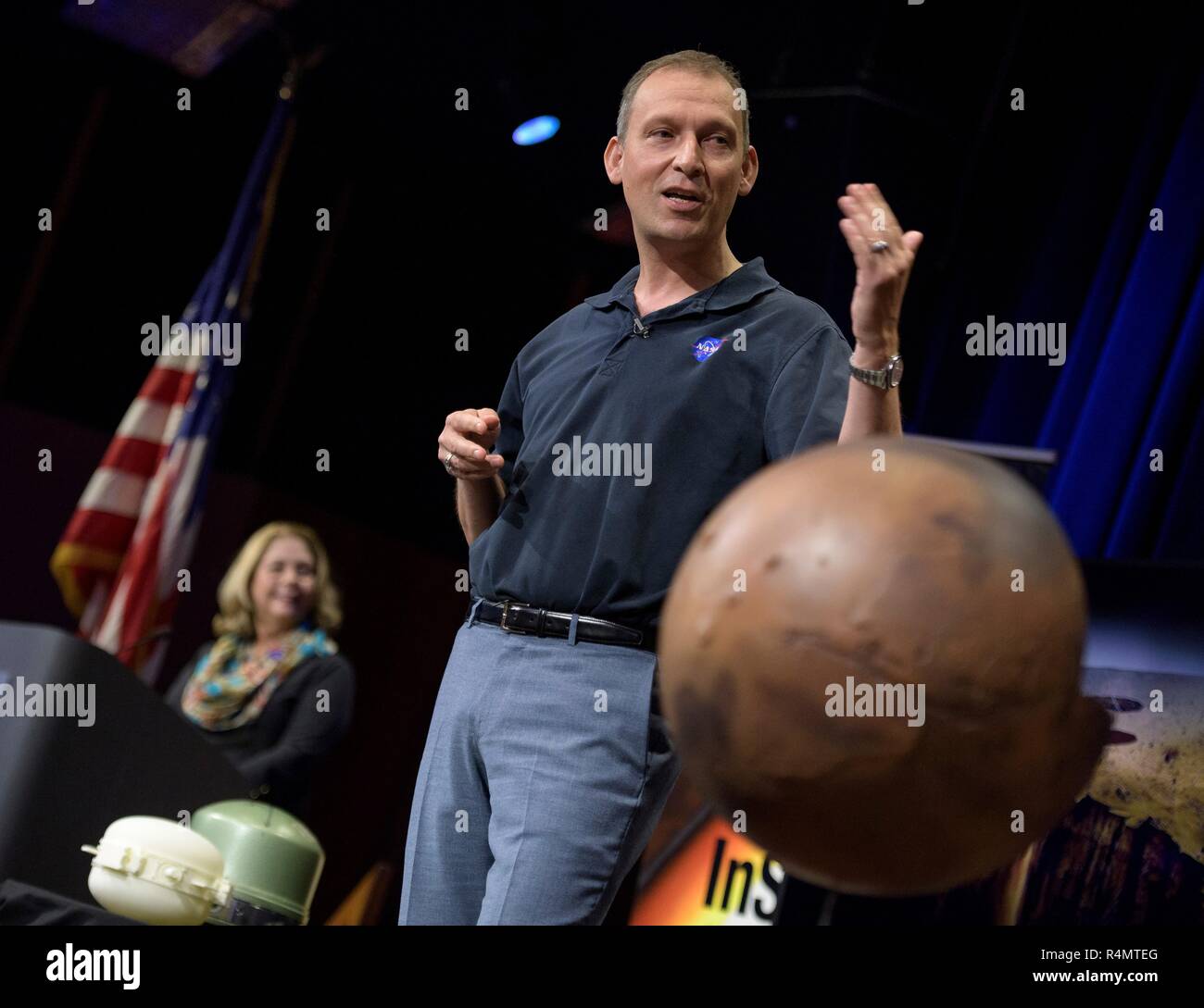 Thomas Zurbuchen, Associate Administrator der NASA Science Mission Directorate, spricht über Mars Einblick während einer Social Media Briefing in der Mission Support Bereich des Jet Propulsion Laboratory am 25. November 2018 in Pasadena, Kalifornien. InSight ist ein Mars lander, die den inneren Raum des Mars zu studieren und es ist geplant, auf dem Roten Planeten 26. November zu berühren. Stockfoto