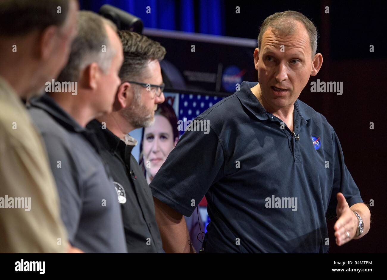 Thomas Zurbuchen, Associate Administrator der NASA Science Mission Directorate, spricht über Mars InSight Sonde während eines Social Media Briefing in der Mission Support Bereich des Jet Propulsion Laboratory am 25. November 2018 in Pasadena, Kalifornien. InSight ist ein Mars lander, die den inneren Raum des Mars zu studieren und es ist geplant, auf dem Roten Planeten 26. November zu berühren. Stockfoto