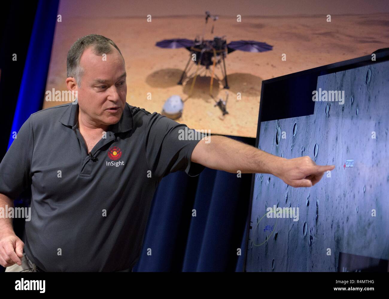 Tom Hoffman, Insight Manager, NASA JPL, spricht über Mars Einblick während einer Social Media Briefing in der Mission Support Bereich des Jet Propulsion Laboratory am 25. November 2018 in Pasadena, Kalifornien. InSight ist ein Mars lander, die den inneren Raum des Mars zu studieren und es ist geplant, auf dem Roten Planeten 26. November zu berühren. Stockfoto