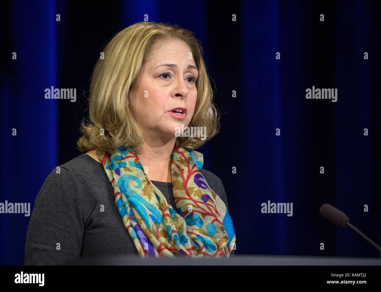 Veronica McGregor, JPL Media Relations Manager, NASA JPL, moderiert eine Mars Einblick vor der Landung Briefing, in der Mission Support Bereich des Jet Propulsion Laboratory am 25. November 2018 in Pasadena, Kalifornien. InSight ist ein Mars lander, die den inneren Raum des Mars zu studieren und es ist geplant, auf dem Roten Planeten 26. November zu berühren. Stockfoto