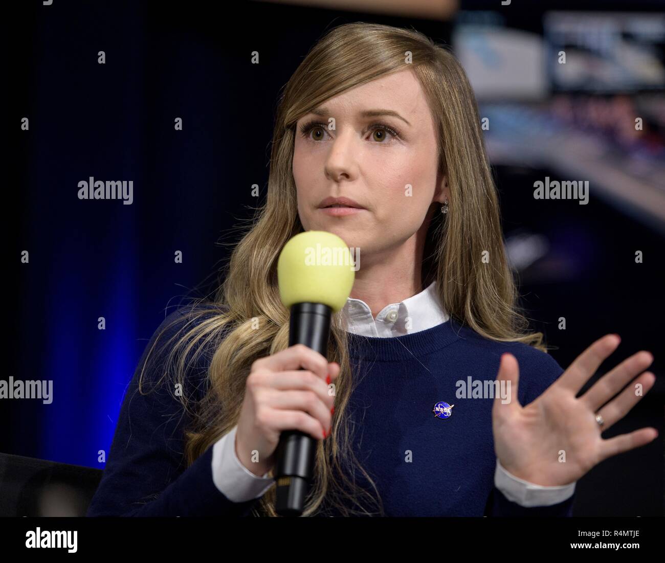 Aline Zimmer, EDL-Systems Engineer, NASA, JPL, spricht über Mars Einblick während einer Social Media Briefing in der Mission Support Bereich des Jet Propulsion Laboratory am 25. November 2018 in Pasadena, Kalifornien. InSight ist ein Mars lander, die den inneren Raum des Mars zu studieren und es ist geplant, auf dem Roten Planeten 26. November zu berühren. Stockfoto