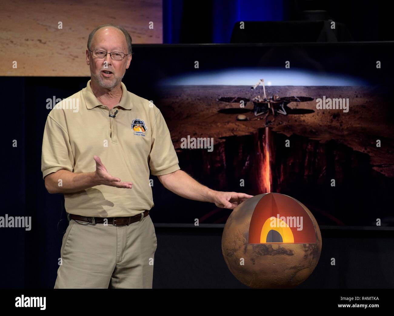Bruce Banerdt, InSight Principal Investigator, NASA JPL, spricht über den Mars InSight Sonde während eines Social Media Briefing in der Mission Support Bereich des Jet Propulsion Laboratory am 25. November 2018 in Pasadena, Kalifornien. InSight ist ein Mars lander, die den inneren Raum des Mars zu studieren und es ist geplant, auf dem Roten Planeten 26. November zu berühren. Stockfoto