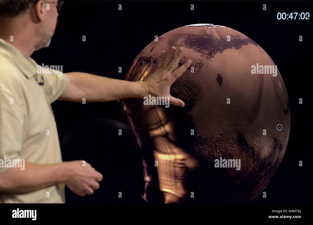 Bruce Banerdt, InSight Principal Investigator, NASA JPL, spricht über den Mars InSight Sonde während eines Social Media Briefing in der Mission Support Bereich des Jet Propulsion Laboratory am 25. November 2018 in Pasadena, Kalifornien. InSight ist ein Mars lander, die den inneren Raum des Mars zu studieren und es ist geplant, auf dem Roten Planeten 26. November zu berühren. Stockfoto