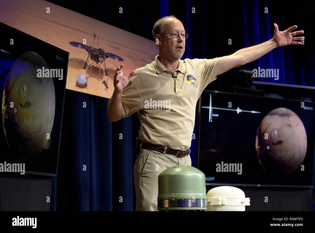 Bruce Banerdt, InSight Principal Investigator, NASA JPL, spricht über den Mars InSight Sonde während eines Social Media Briefing in der Mission Support Bereich des Jet Propulsion Laboratory am 25. November 2018 in Pasadena, Kalifornien. InSight ist ein Mars lander, die den inneren Raum des Mars zu studieren und es ist geplant, auf dem Roten Planeten 26. November zu berühren. Stockfoto