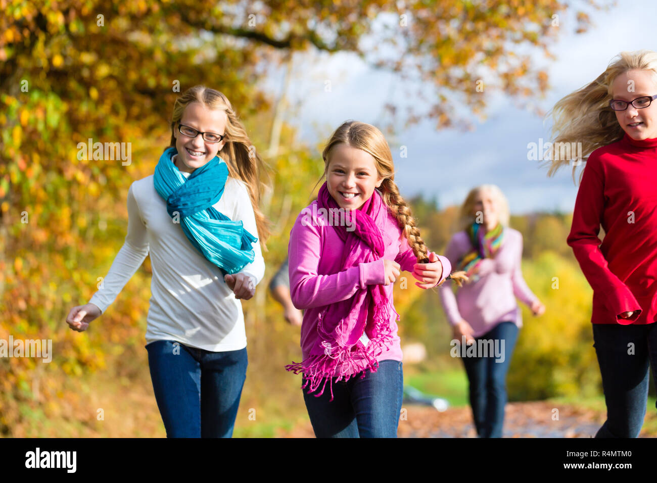 Familie einen Spaziergang im Herbst Wald nehmen Stockfoto