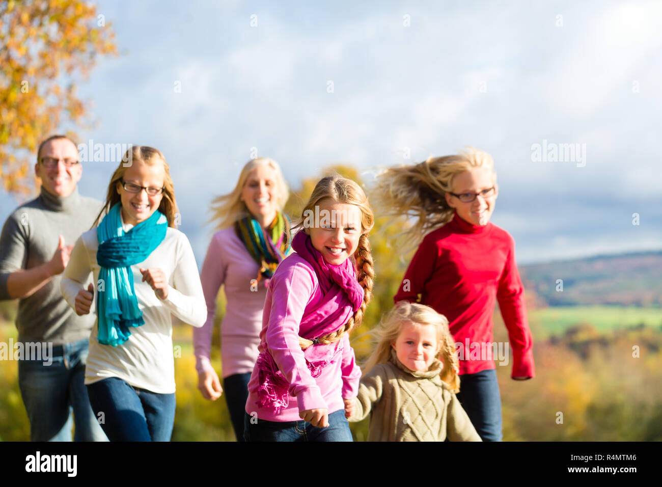 Familie einen Spaziergang im Herbst Wald nehmen Stockfoto