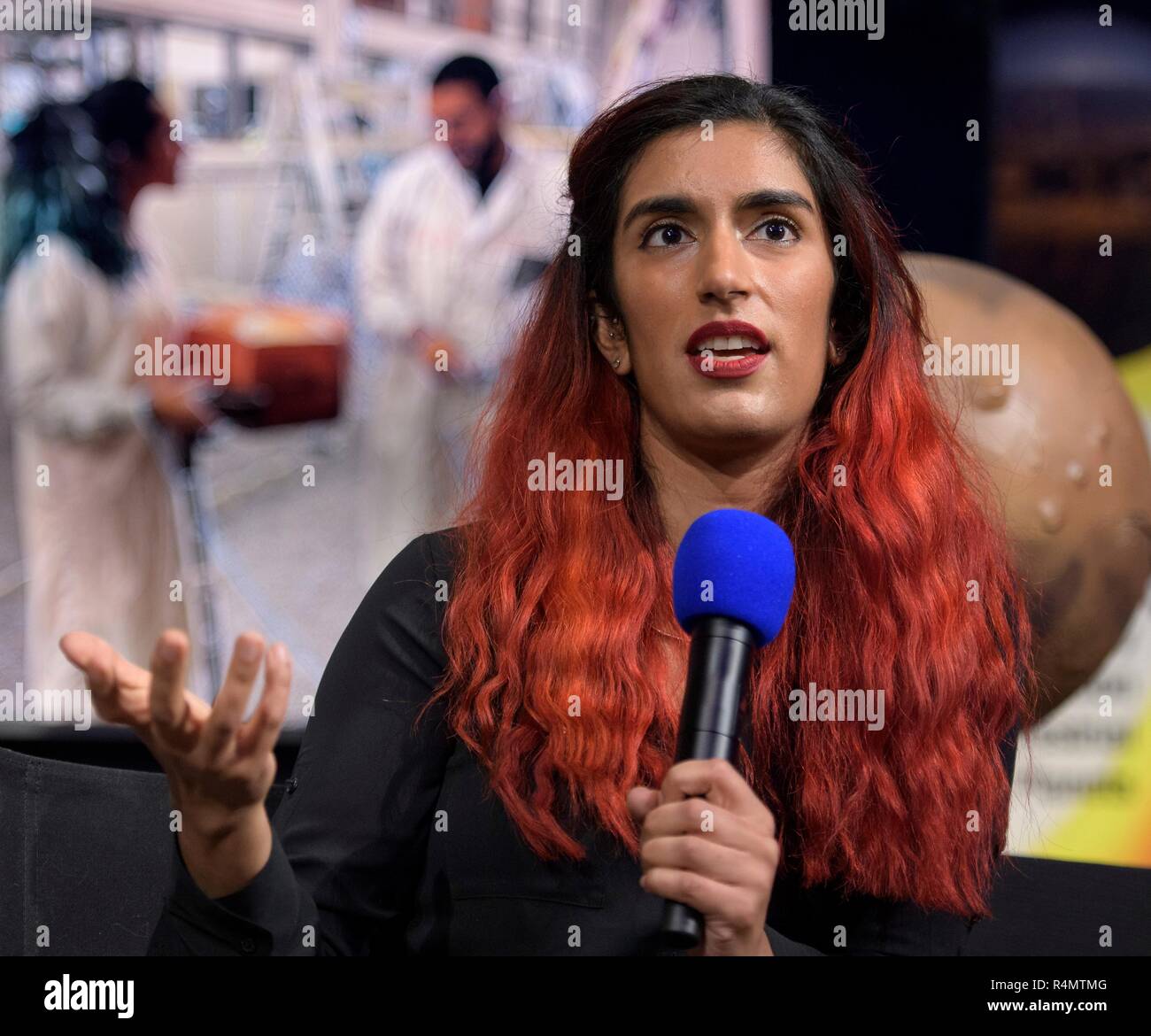 Farah Alibay, Payload Systems Engineer, NASA, JPL, spricht über Mars Einblick während einer Social Media Briefing in der Mission Support Bereich des Jet Propulsion Laboratory am 25. November 2018 in Pasadena, Kalifornien. InSight ist ein Mars lander, die den inneren Raum des Mars zu studieren und es ist geplant, auf dem Roten Planeten 26. November zu berühren. Stockfoto