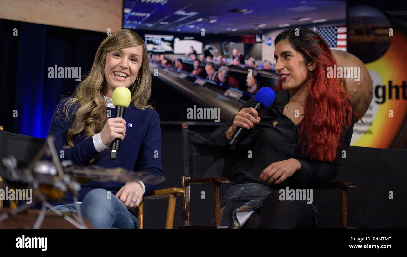 Aline Zimmer, EDL-Systems Engineer, NASA, JPL, Links, und Farah Alibay, Payload Systems Engineer, NASA, JPL, sprechen über Mars Einblick während einer Social Media Briefing in der Mission Support Bereich des Jet Propulsion Laboratory am 25. November 2018 in Pasadena, Kalifornien. InSight ist ein Mars lander, die den inneren Raum des Mars zu studieren und es ist geplant, auf dem Roten Planeten 26. November zu berühren. Stockfoto