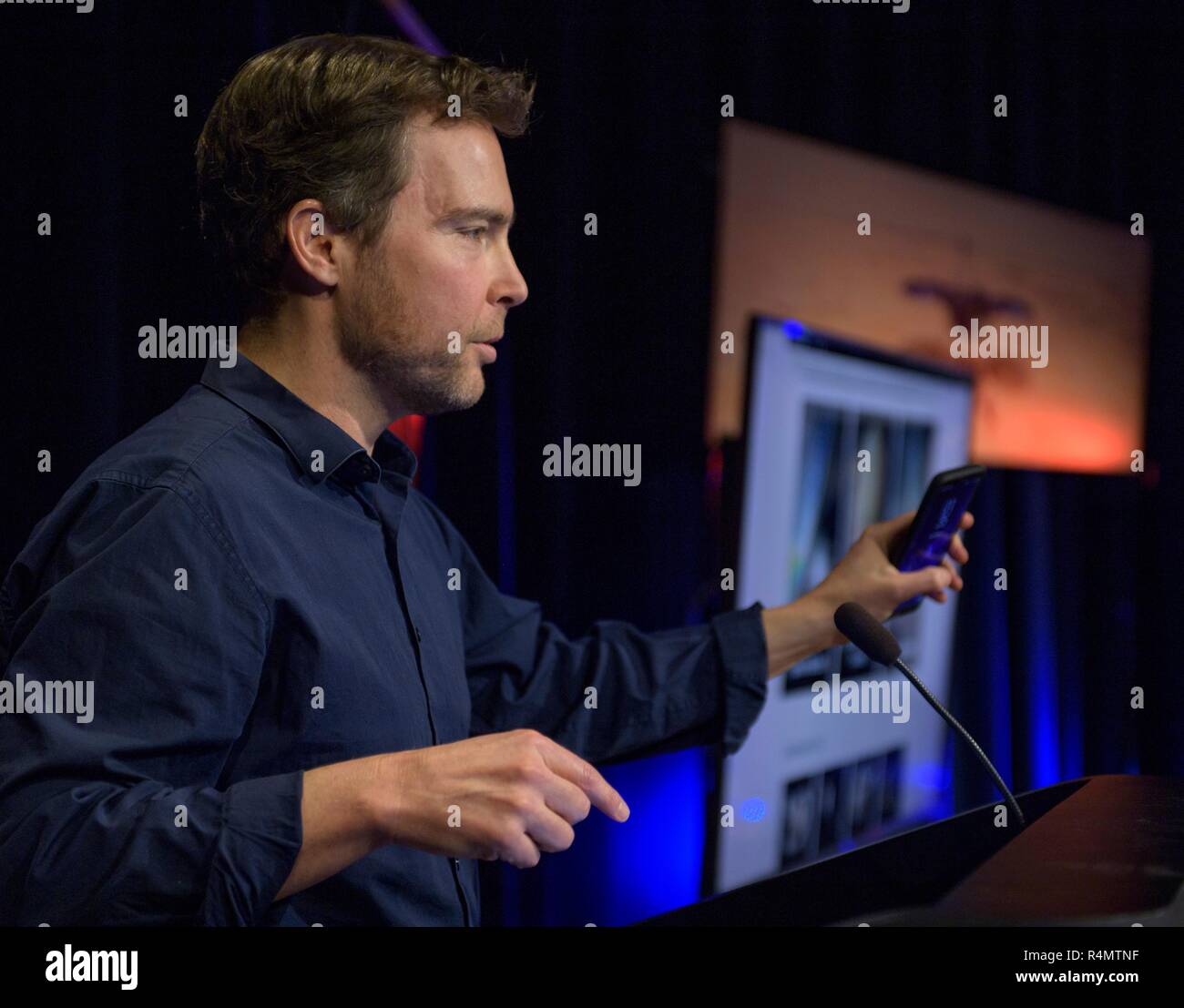 Jason Craig, Visualisierung Manager, NASA, JPL, spricht über Mars InSight online Visualisierung der Werkzeuge während einer Social Media Briefing in der Mission Support Bereich des Jet Propulsion Laboratory am 25. November 2018 in Pasadena, Kalifornien. InSight ist ein Mars lander, die den inneren Raum des Mars zu studieren und es ist geplant, auf dem Roten Planeten 26. November zu berühren. Stockfoto