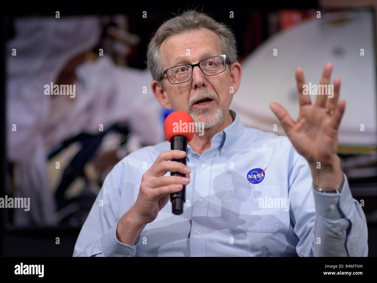 NASA-Chef Wissenschaftler Jim Green, spricht über Mars Einblick während einer Social Media Briefing in der Mission Support Bereich des Jet Propulsion Laboratory am 25. November 2018 in Pasadena, Kalifornien. InSight ist ein Mars lander, die den inneren Raum des Mars zu studieren und es ist geplant, auf dem Roten Planeten 26. November zu berühren. Stockfoto