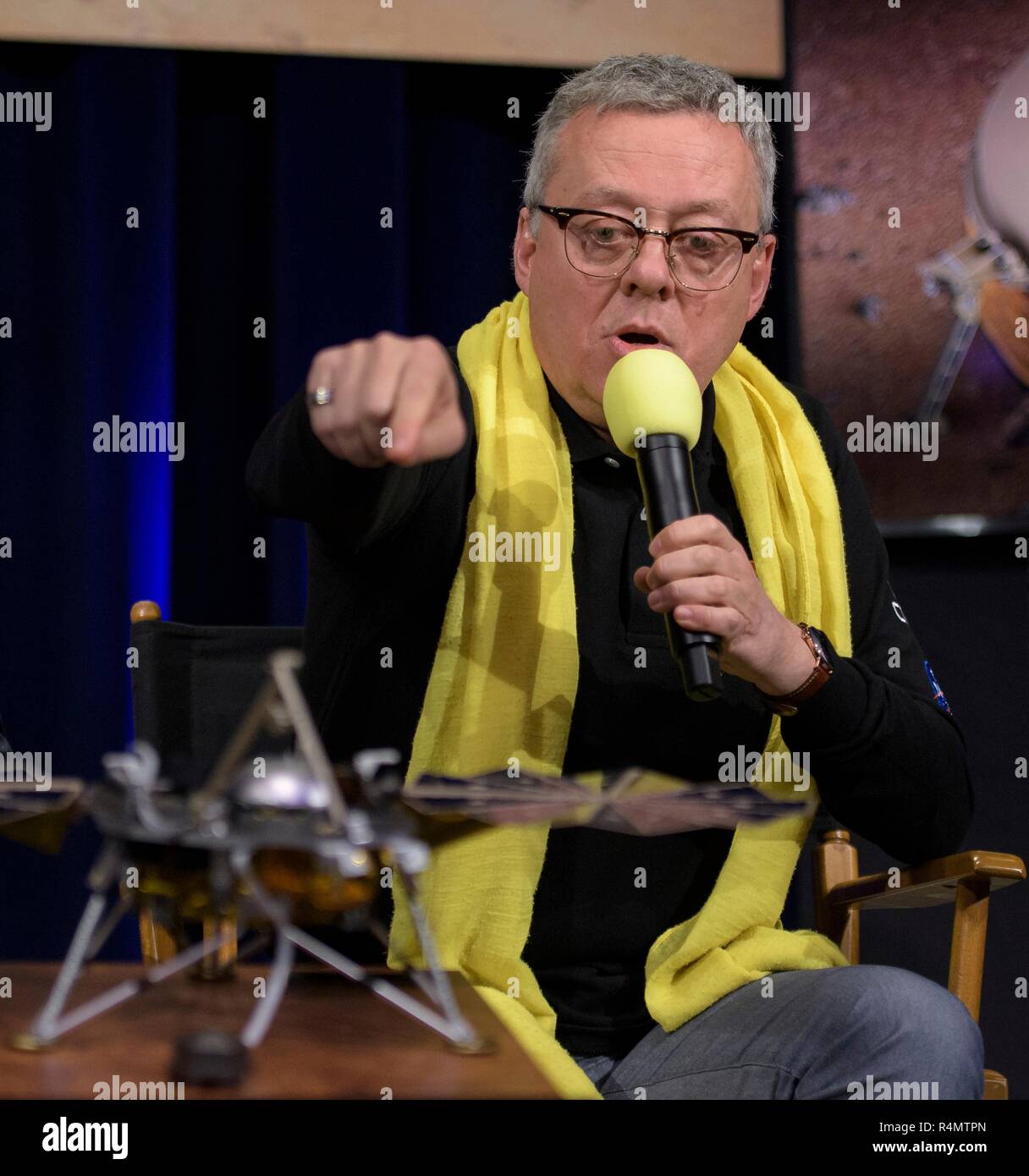 Philippe Laudet, SEIS Projekt Manager, Französische Nationale Raumfahrtagentur, spricht über Mars Einblick während einer Social Media Briefing in der Mission Support Bereich des Jet Propulsion Laboratory am 25. November 2018 in Pasadena, Kalifornien. InSight ist ein Mars lander, die den inneren Raum des Mars zu studieren und es ist geplant, auf dem Roten Planeten 26. November zu berühren. Stockfoto