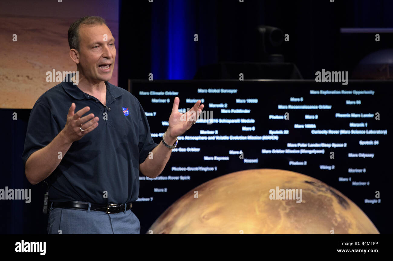 Thomas Zurbuchen, Associate Administrator der NASA Science Mission Directorate, spricht über Mars Einblick während einer Social Media Briefing in der Mission Support Bereich des Jet Propulsion Laboratory am 25. November 2018 in Pasadena, Kalifornien. InSight ist ein Mars lander, die den inneren Raum des Mars zu studieren und es ist geplant, auf dem Roten Planeten 26. November zu berühren. Stockfoto