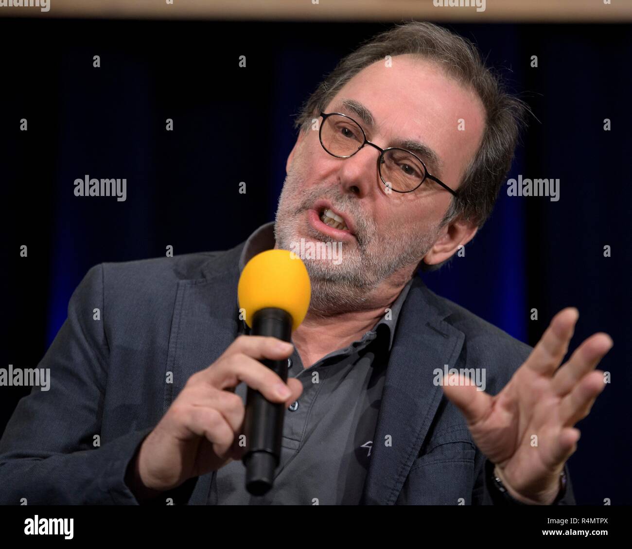 Tilman Spohn, HP 3 Principle Investigator, Deutsches Zentrum für Luft- und Raumfahrt, spricht über Mars Einblick während einer Social Media Briefing in der Mission Support Bereich des Jet Propulsion Laboratory am 25. November 2018 in Pasadena, Kalifornien. InSight ist ein Mars lander, die den inneren Raum des Mars zu studieren und es ist geplant, auf dem Roten Planeten 26. November zu berühren. Stockfoto