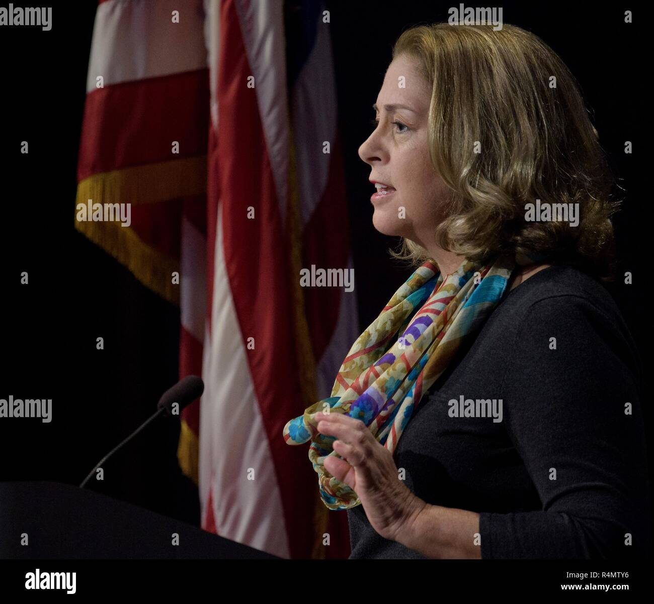 Veronica McGregor, JPL Media Relations Manager, NASA JPL, moderiert eine Mars Einblick vor der Landung Briefing, in der Mission Support Bereich des Jet Propulsion Laboratory am 25. November 2018 in Pasadena, Kalifornien. InSight ist ein Mars lander, die den inneren Raum des Mars zu studieren und es ist geplant, auf dem Roten Planeten 26. November zu berühren. Stockfoto