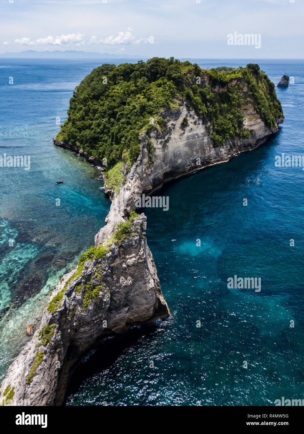 Eine Luftaufnahme der Insel vor Atuh Strand in Nusa Penida, Indonesien Stockfoto