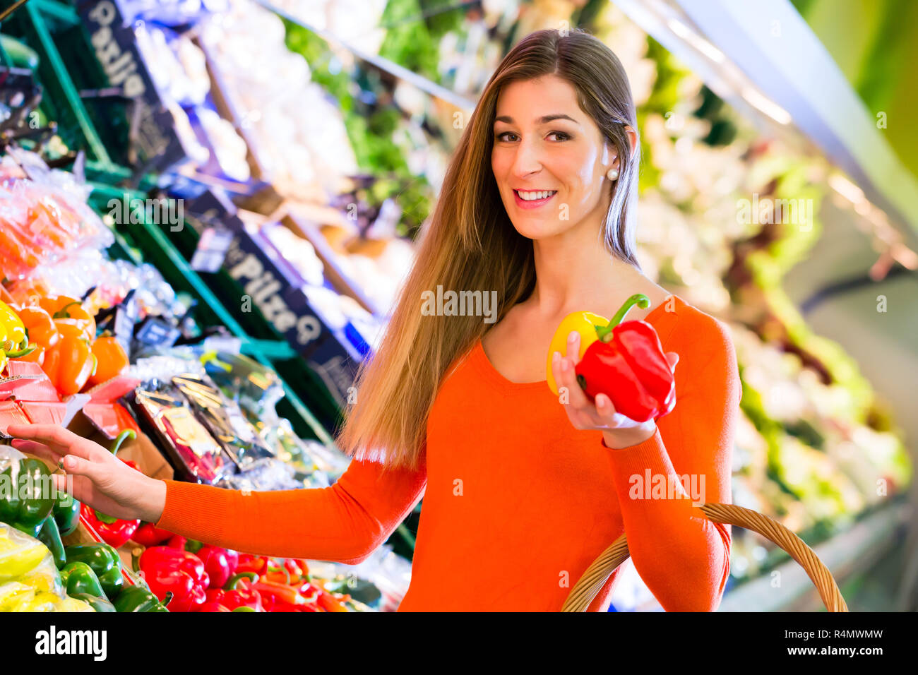 Frau auswählen Gemüse in Lebensmittelgeschäft Stockfoto