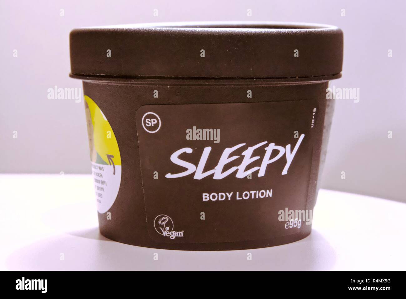 Üppige Sleepy Body Lotion ist eine vegane, Cruelty Free Lotion schlafend aus Lavendel, um Ihnen zu helfen, fallen Stockfoto