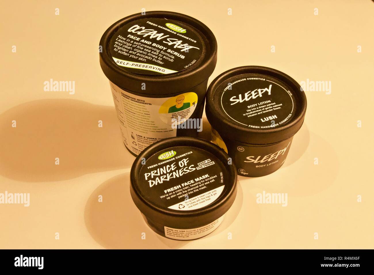 Ein Trio von vegan, Cruelty Free kosmetische Produkte von üppigen: ein Körperpeeling, Body Lotion und frische Gesichtsmaske Stockfoto