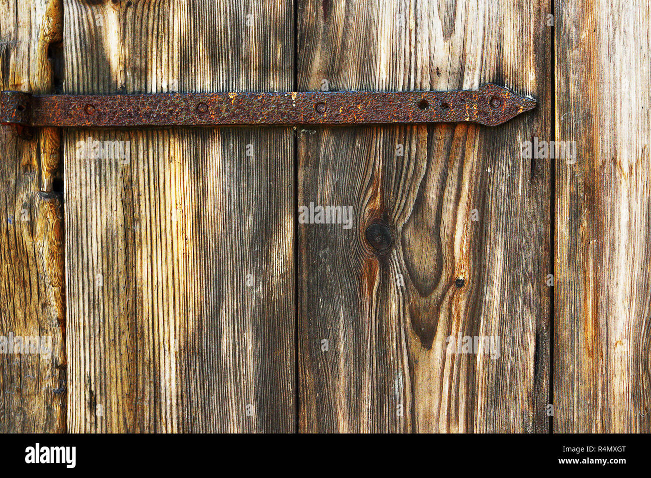 Detail der fichte holz Textur auf alte Tür mit rostiges Metall Scharnier Stockfoto