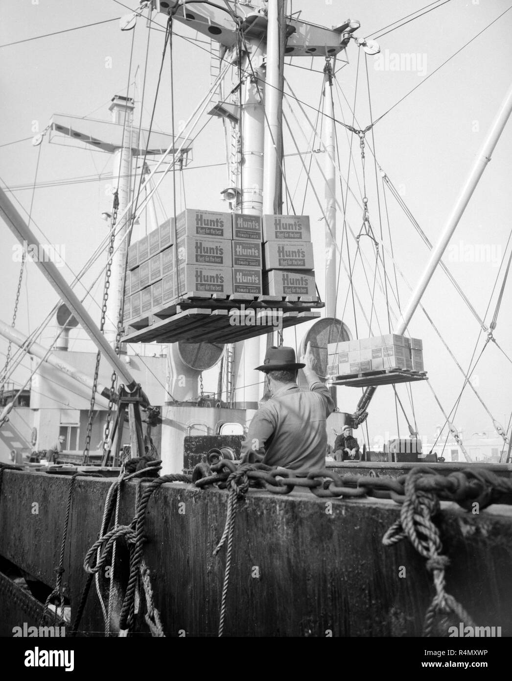 Ein Schiff ist im Hafen von Los Angeles in Kalifornien entladen, Ca. 1955. Stockfoto