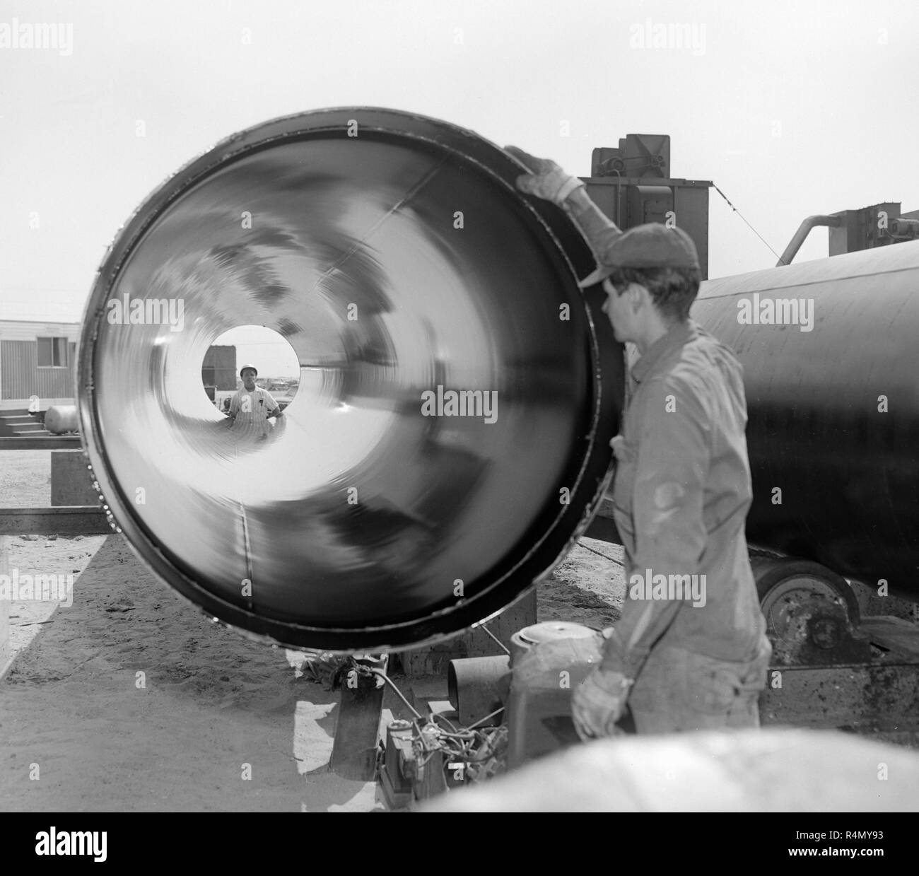 Arbeiter an Rohr werkseitig in Kalifornien, Ca. 1965. Stockfoto
