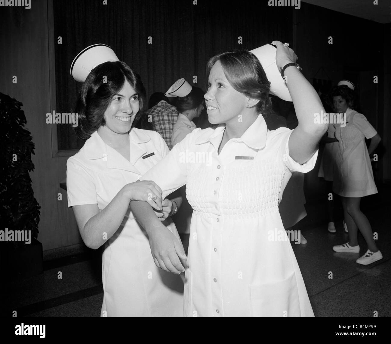 Zwei Krankenschwestern sind zusammen nach ihrer Abschlussfeier in Kalifornien, Ca. 1976. Stockfoto