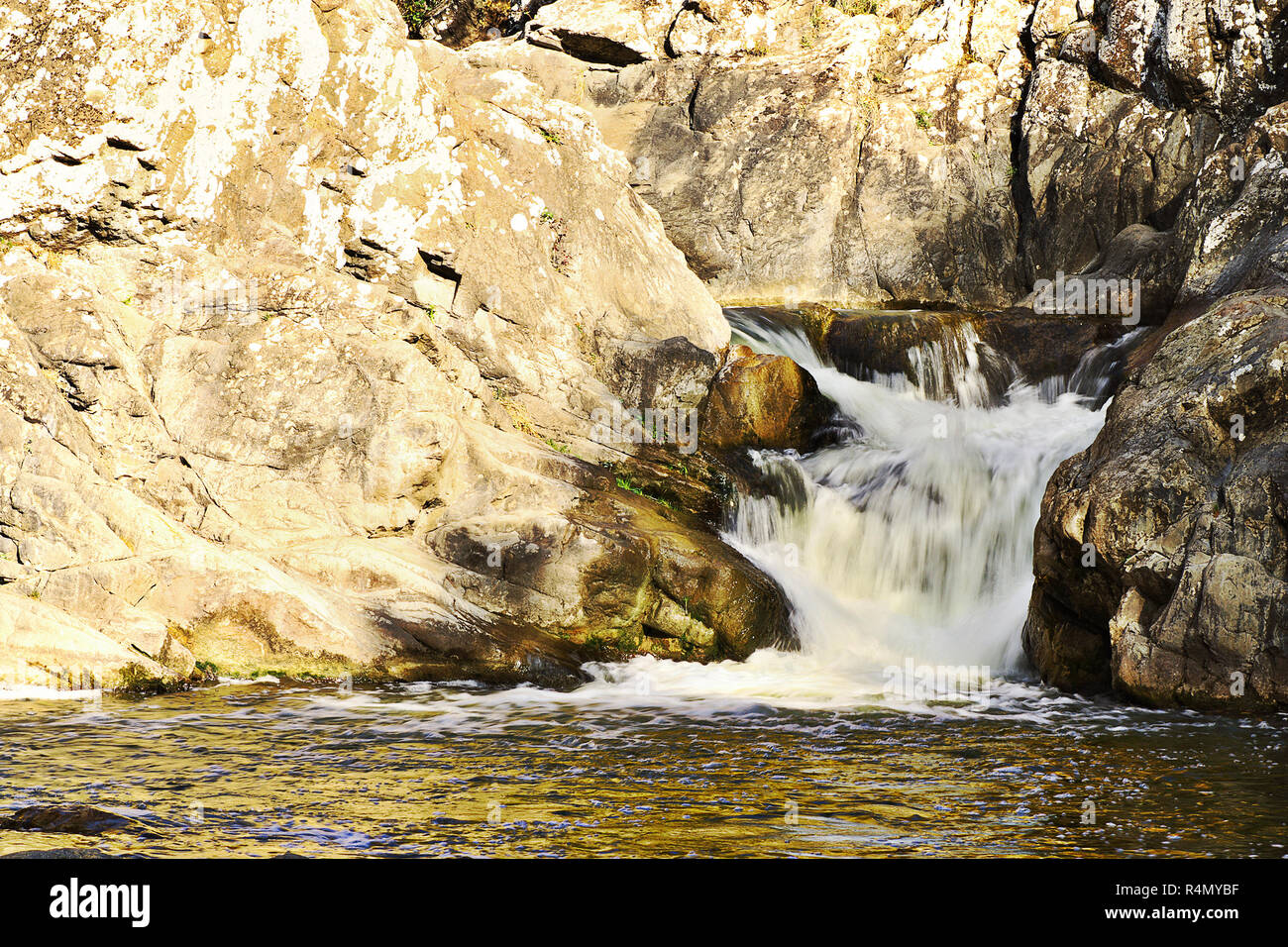 Berg Wasserstrahl detail, schönen Wasserfall fließen throung the rocks Stockfoto
