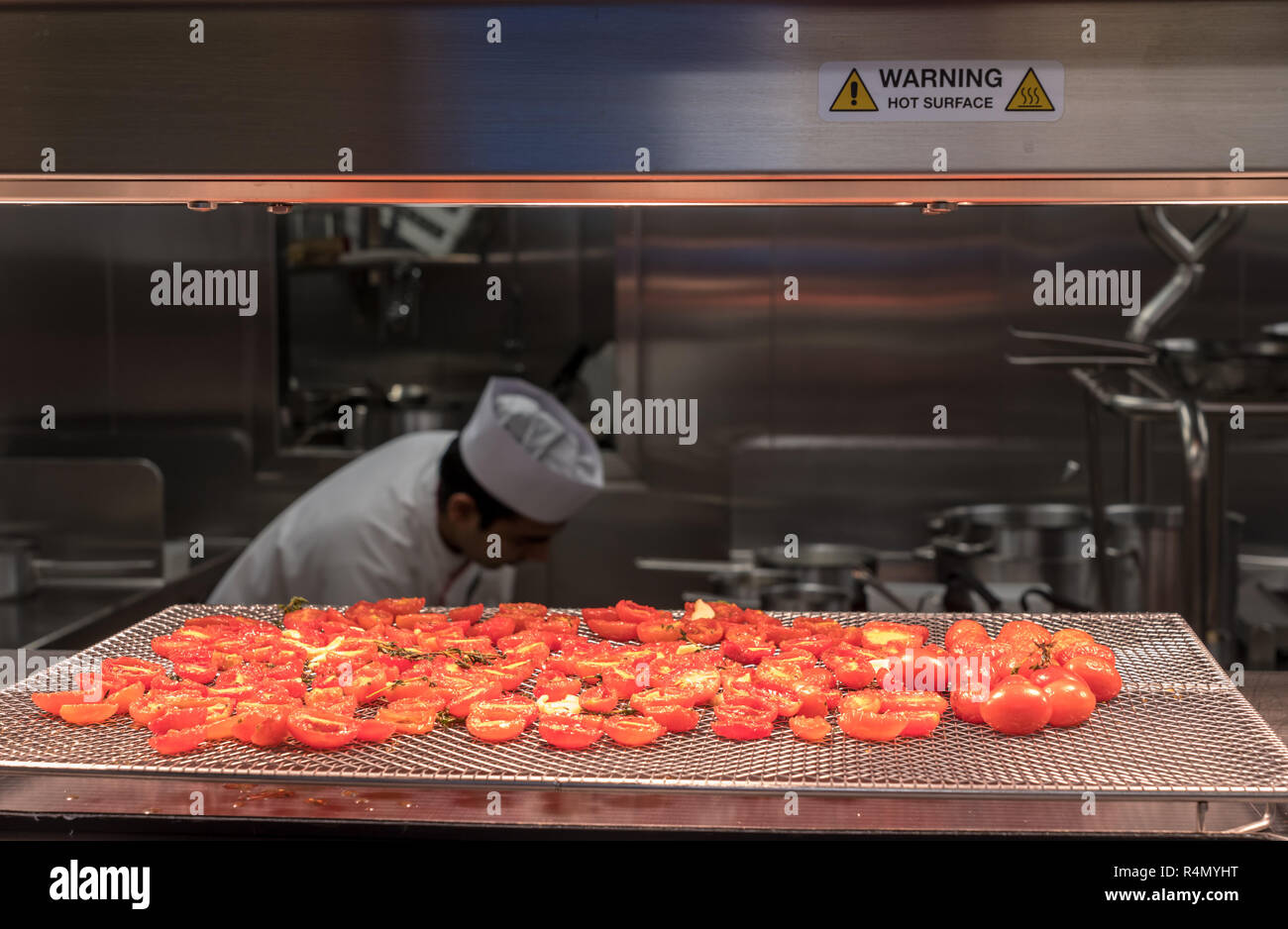 Gegrillte Tomaten in modernen kommerziellen Küche Stockfoto