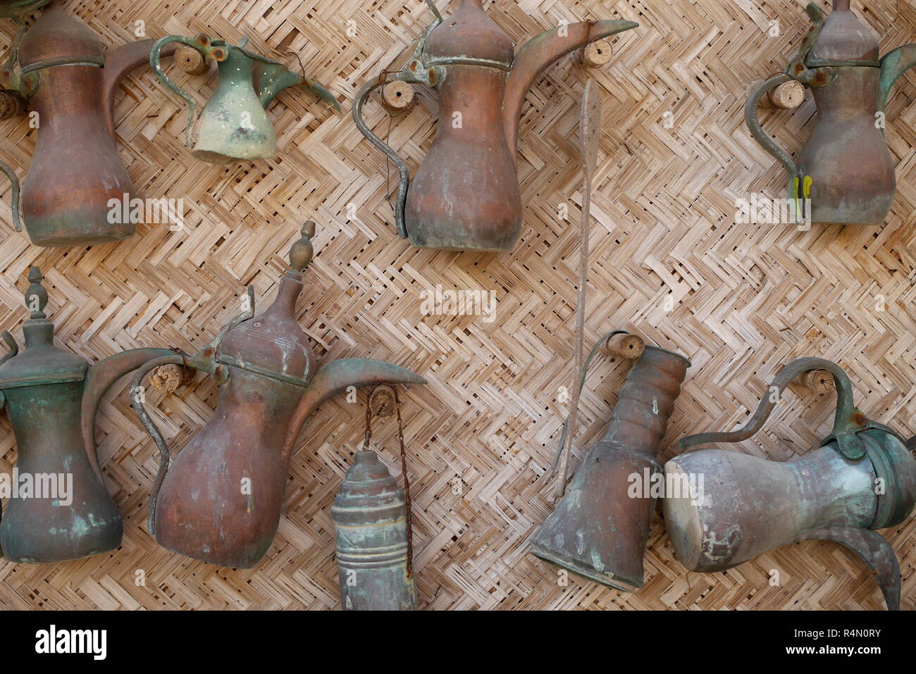 Auswahl an traditionellen arabischen Kaffeekannen, Dallahs, ausgestellt im Rashid al Oraifi House Museum, Muharraq, Königreich Bahrain Stockfoto