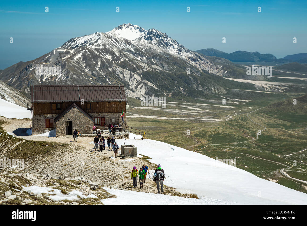 Wanderer auf dem Duca Degli Abruzzi Zuflucht. Abruzzen Stockfoto