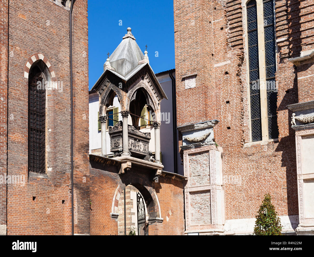 Arch in der Basilika Sant Anastasia in Verona Stockfoto