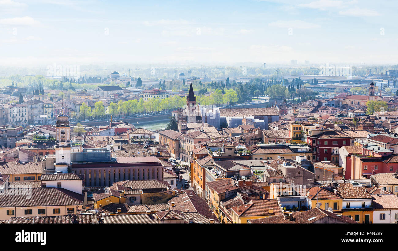 Blick auf Verona Stadt mit Wasser des Flusses Etsch Stockfoto