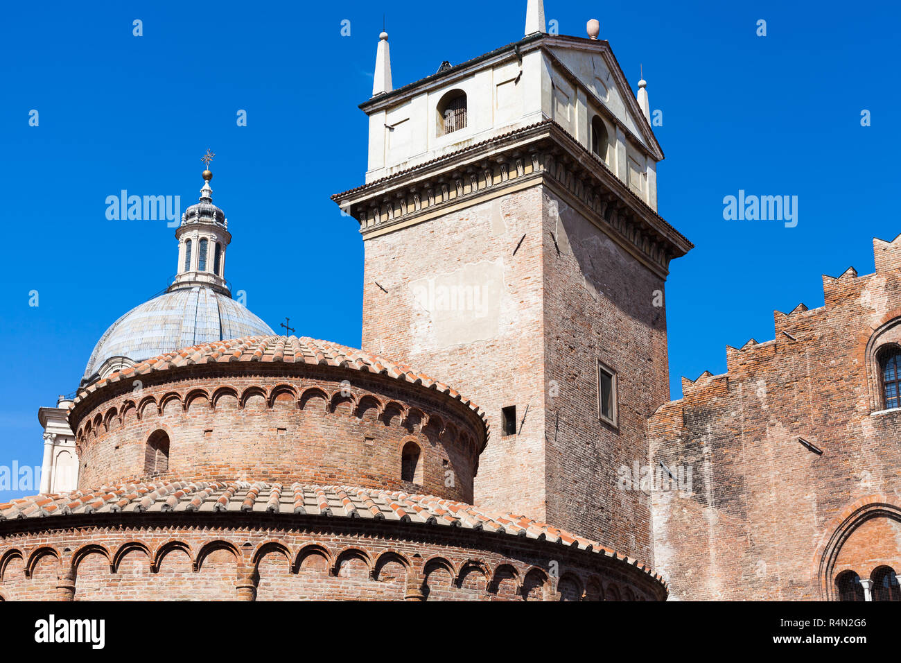 Rotonda di San Lorenzo und Uhrturm in Mantua Stockfoto