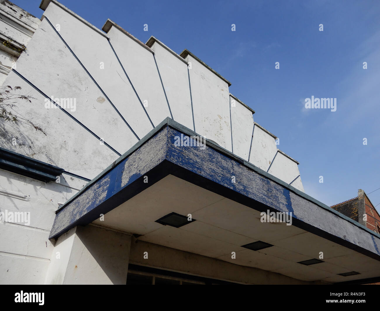 Eine dilaipdated aufgegeben Aart deco Kino Gebäude Stockfoto