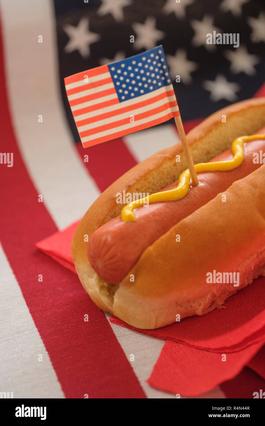 Hot Dog auf amerikanische Flagge Stockfoto