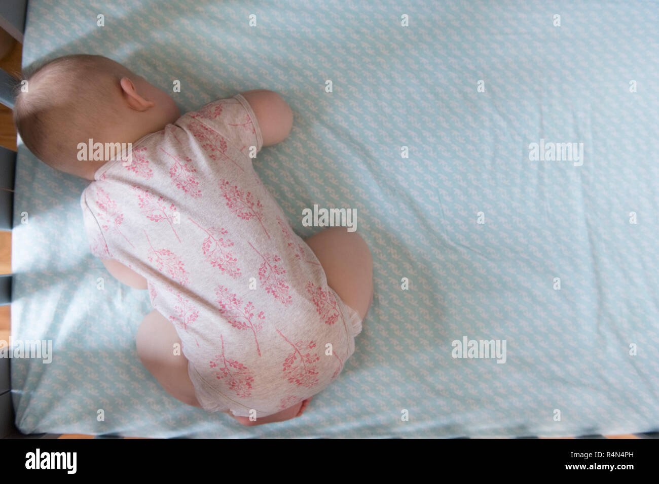 Erhöhte Ansicht des Babys schlafen im Kinderbett Stockfoto