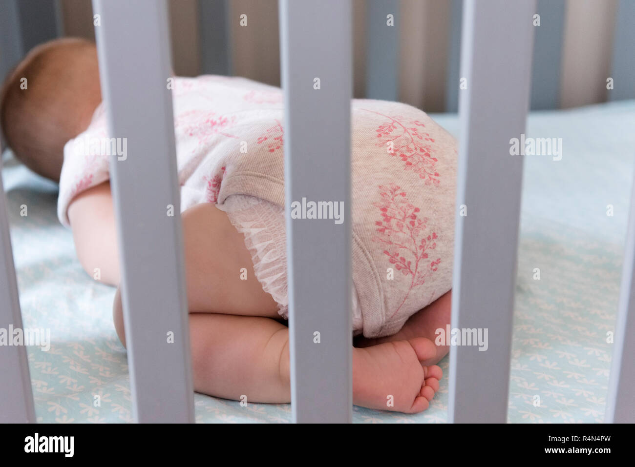 Baby schläft in Krippe Stockfoto