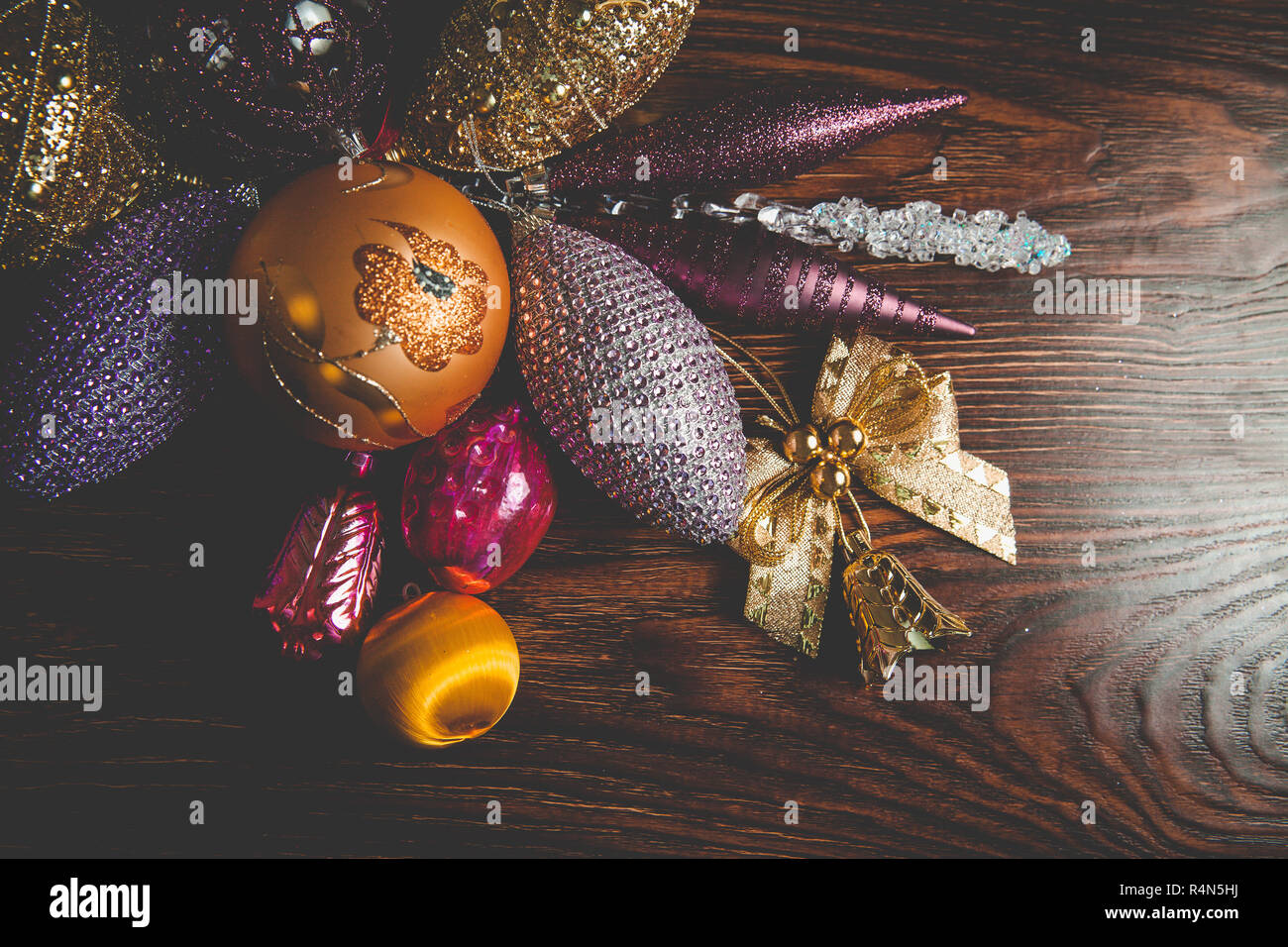 Elegant glänzendes retro Dekor für Weihnachten 2019 auf dunklem Hintergrund Stockfoto