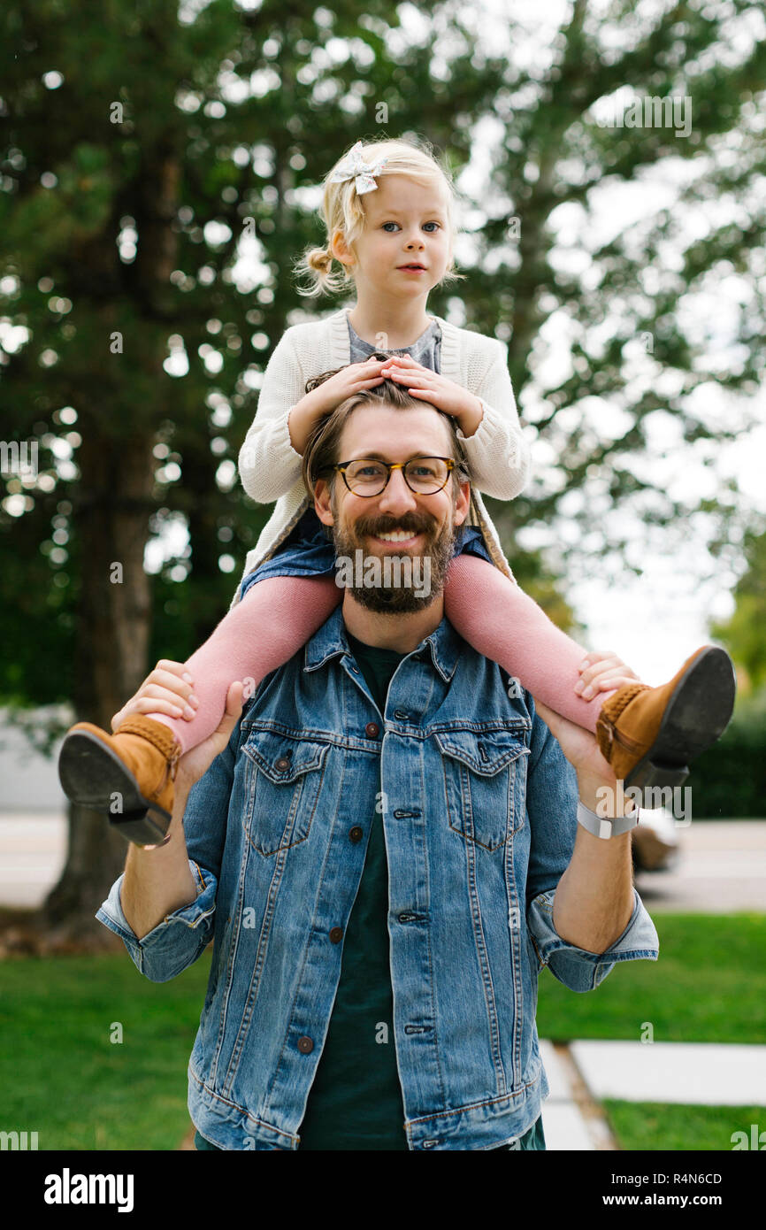 Vater und Tochter Huckepack Fahrt Stockfoto