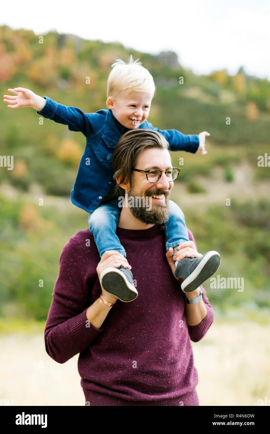 Vater und Sohn Huckepack Fahrt Stockfoto